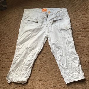 twill twenty two white, low rise capri’s, size 29.